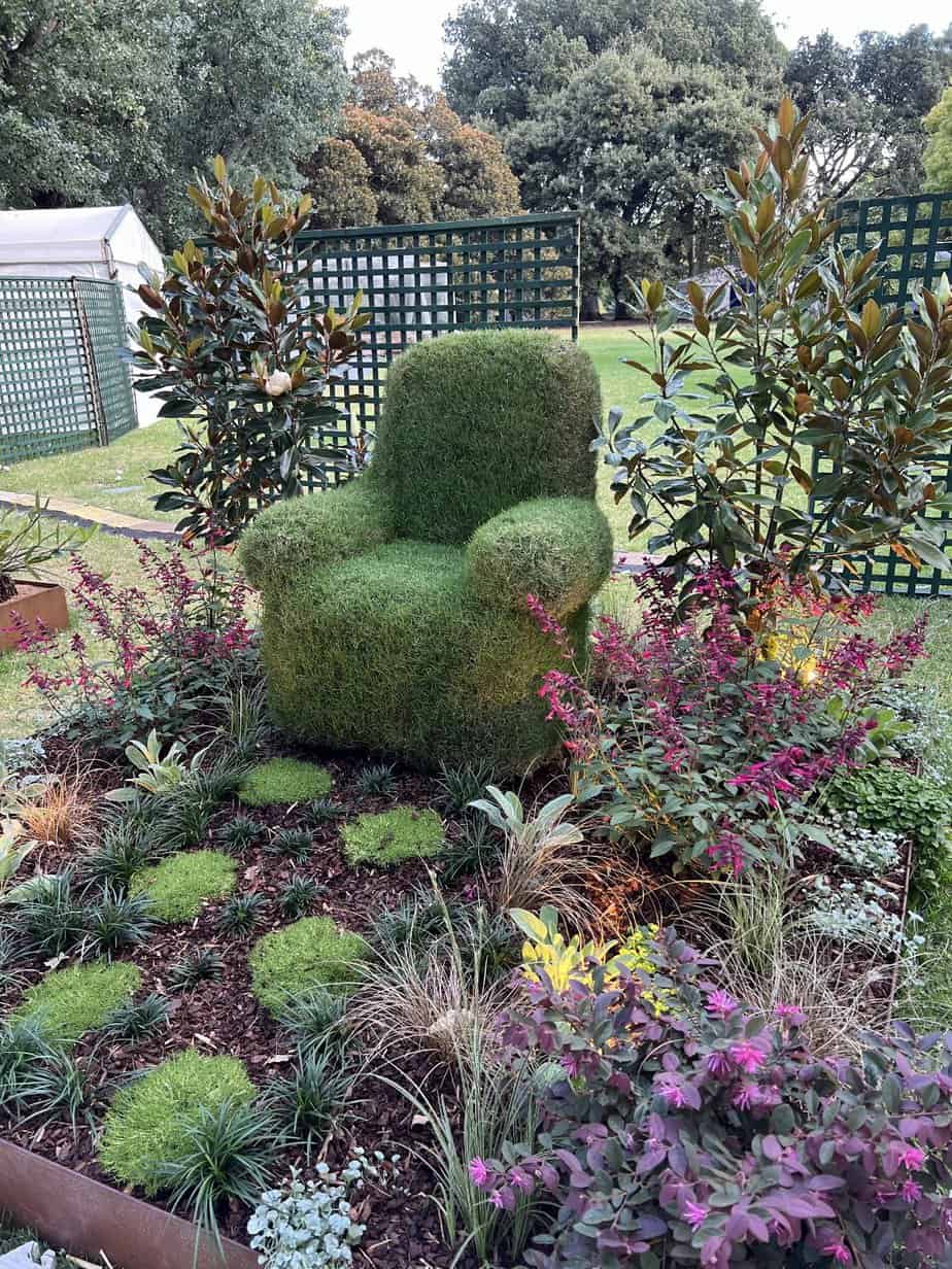 Stunning Sculpture Trend of a Garden Seat Made From Grass